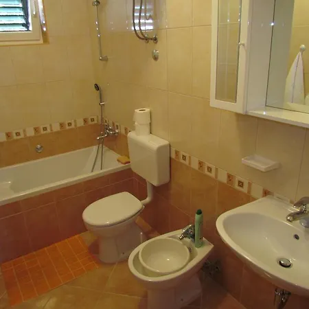 Casa Rosada Podgora (Split-Dalmatia)