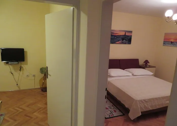 Casa Rosada Podgora (Split-Dalmatia)